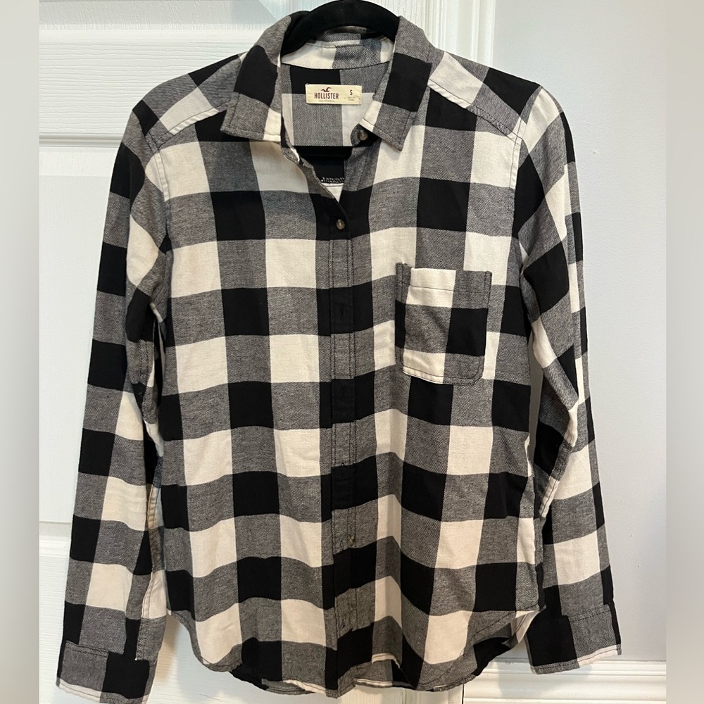 Hollister Black and White Plaid Button Down Shirt